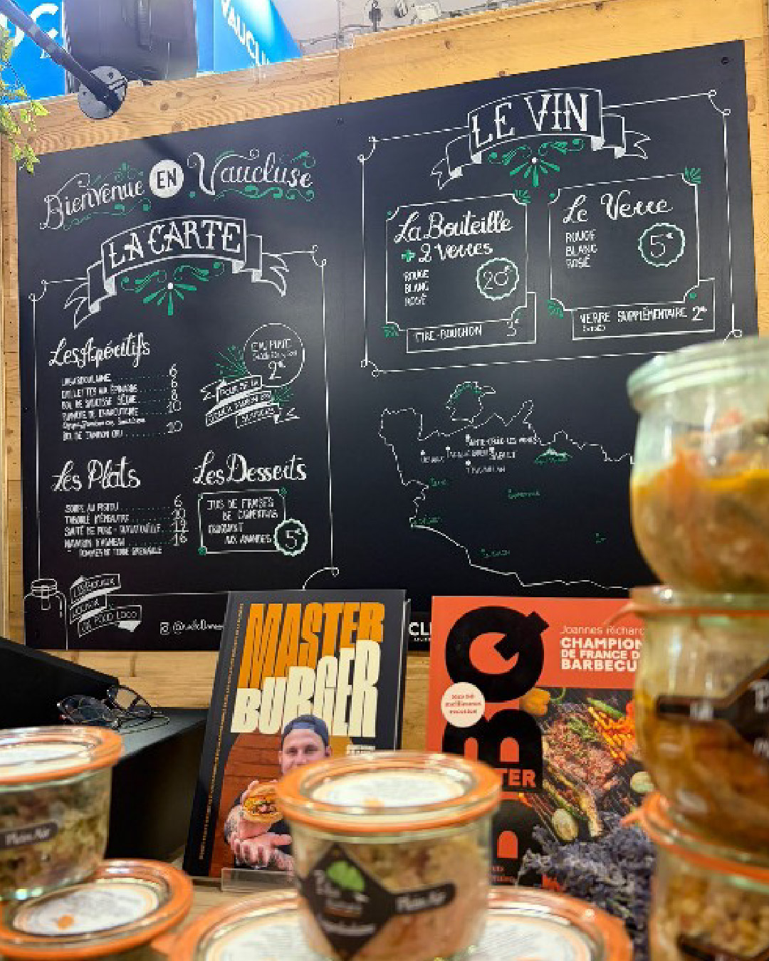 Menu et présentation de prosuits fait à la main en blanc et vert sur ardoise